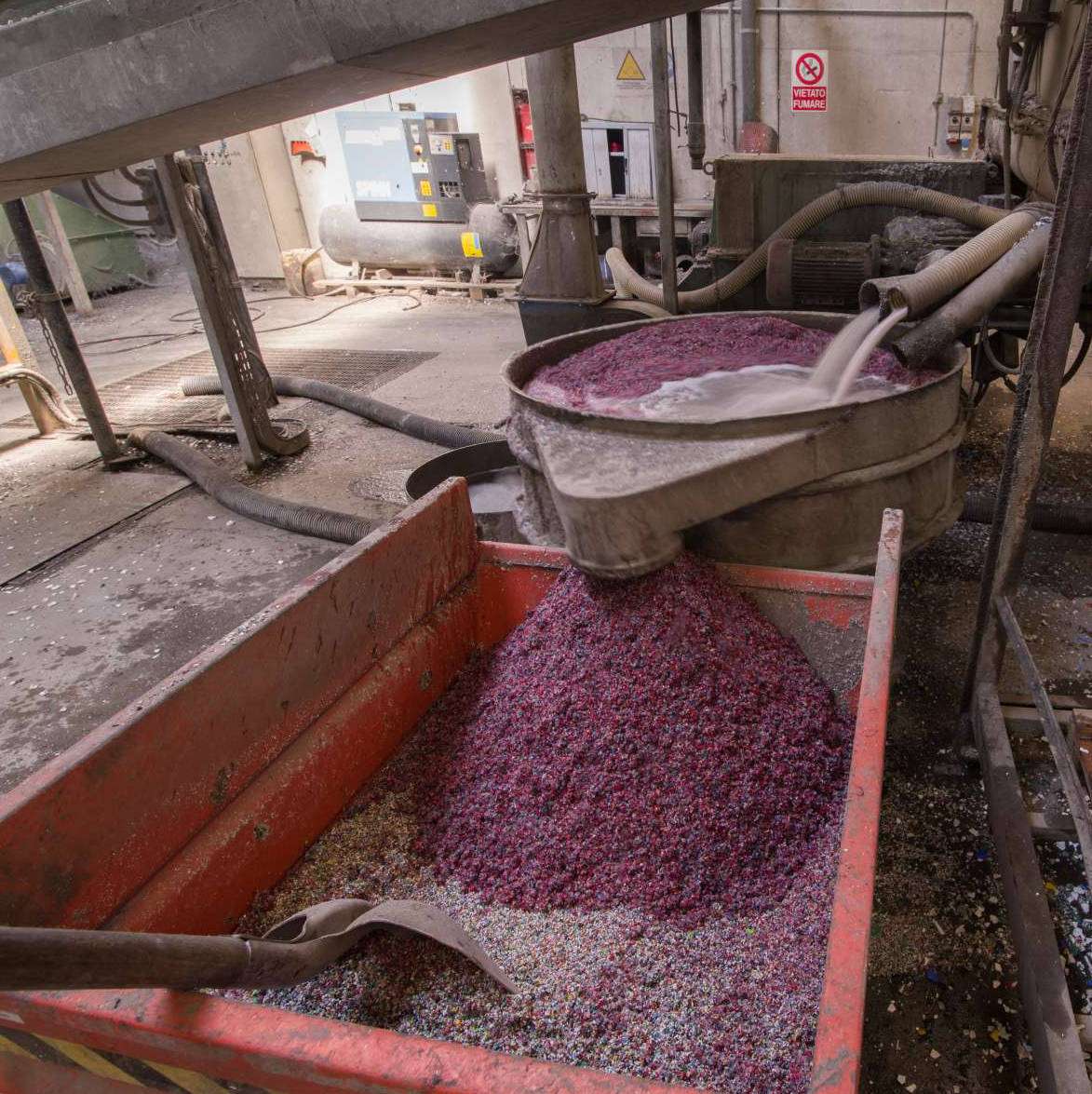 Il rifiuto di materiale plastico di PE-HD polietilene &ndash; alta densita e PP polipropilene
