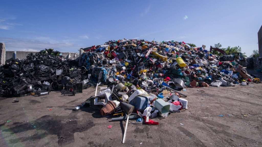 Lavorazione plastica nell'impianto Ergoplast di Pradamano